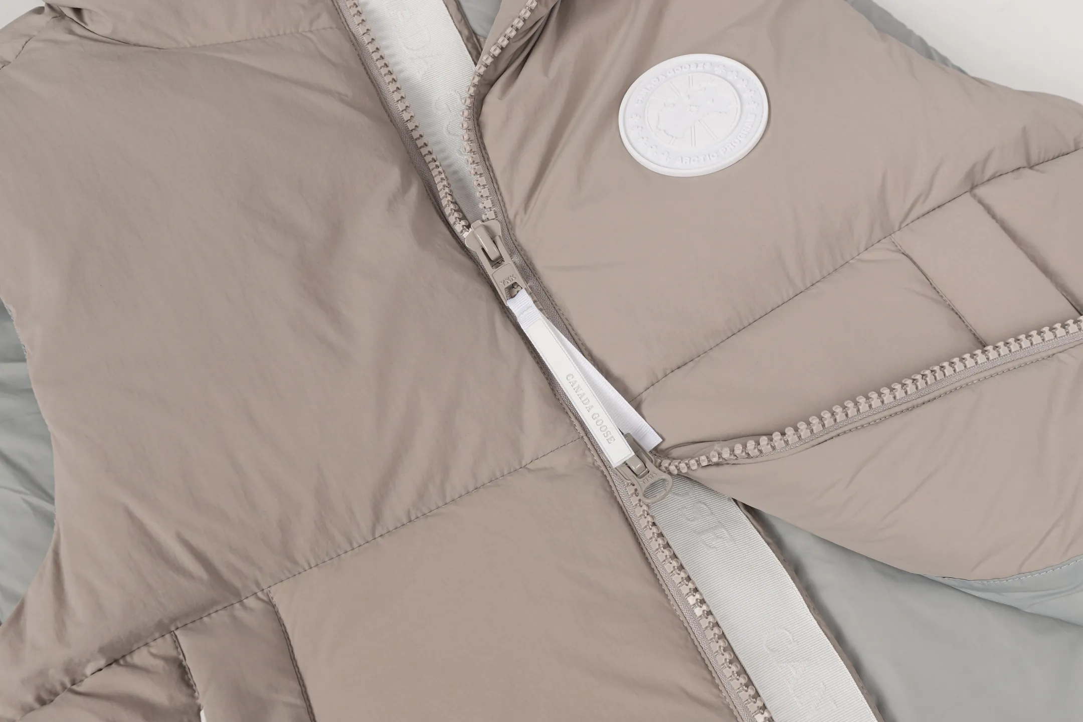 P480 CANADA GOOSE/PASTELS capsule white label series down vest The white label series is a capsule limited series and the most popular PASTELS series this year. The chest labels are all white badges with pure silicone texture. The pattern has a strong contrast between concave and convex. The topographic map of Canada on the badge is lifelike. The plastic material used for currency logos on the market is very hard to the touch! Our original independent order accessories are all custom-made original accessories. The imported YKK zipper has correct teeth and the zipper teeth are very thick. The zipper webbing logo is printed with three M fluorescent colors and the original custom-made washed logo. The placket webbing and wiring details are all restored. Color: Black Pure White Light Pink Khaki Moonlight Gray Size: XS S M L XL